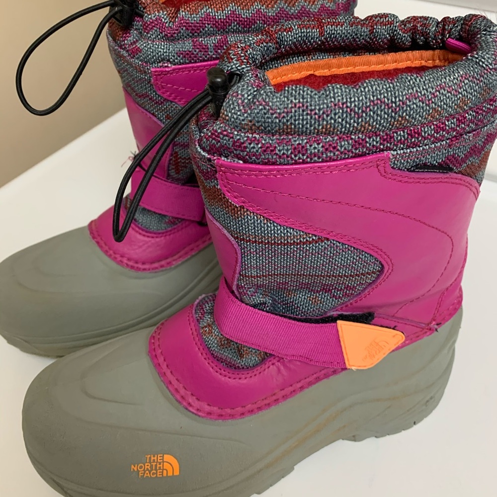 Northface snow boots size 6 (sz 7-7.5 girls)